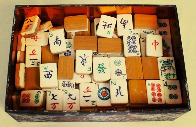 Eine Kiste mit klassischen Mahjong-Steinen