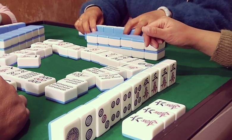 Leute spielen die asiatische, traditionelle Version von Mahjong